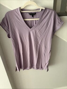 Banana Republic Lilac V-Neck Short Sleeve Top
Never worn. No tag